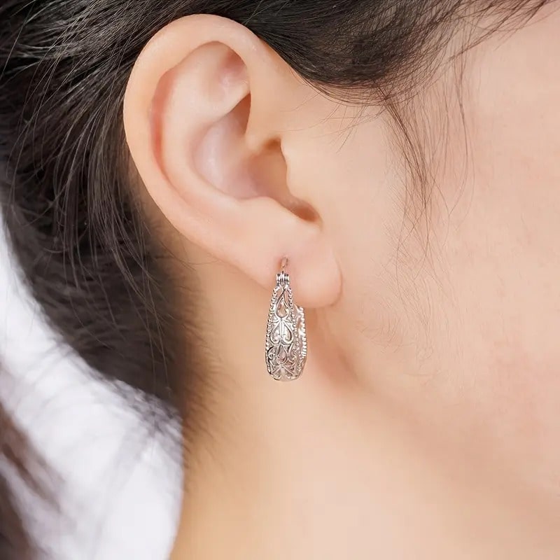Arete Floral Elegante de Plata 925